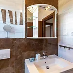 Beachside Comfort In With Terrace 아파트