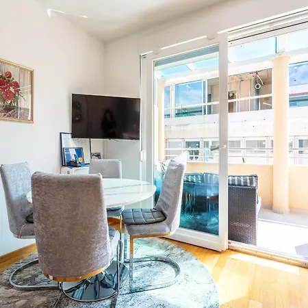 Beachside Comfort In With Terrace Apartament Split