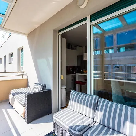 Beachside Comfort In With Terrace شقة سبليت