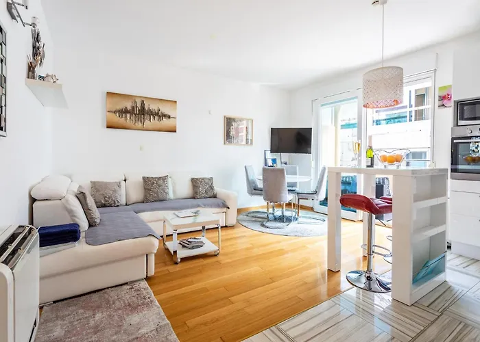 Beachside Comfort In With Terrace Διαμέρισμα