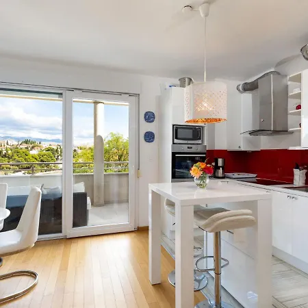 Beachside Comfort In With Terrace Сплит