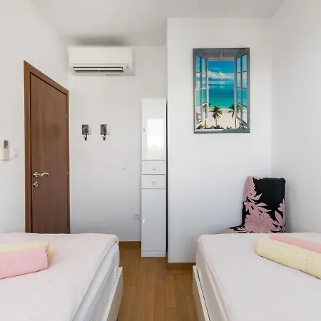 Beachside Comfort In With Terrace